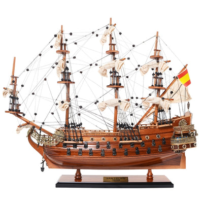 Modelo exclusivo do veleiro San Felipe SF45R com velas abertas, feito à mão em madeira exótica, possibilidade de personalização por gravação, ideal para presente, dimensões 48,3 cm x 17,8 cm x 45,7 cm