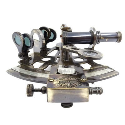 Sextante de Latão com Gravação em Estojo de Couro - Réplica de 1917, Ideal para Presente para Marinheiros e Astrónomos, Dimensões 13x12x6 cm, Antigo, Material: Latão e Vidro