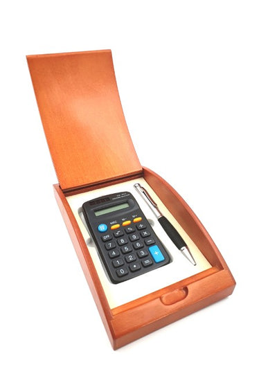 Caneta e calculadora em caixa de madeira elegante G133H com forro creme, possibilidade de personalização por gravação, ideal para presente, dimensões 210 x 120 x 40 mm