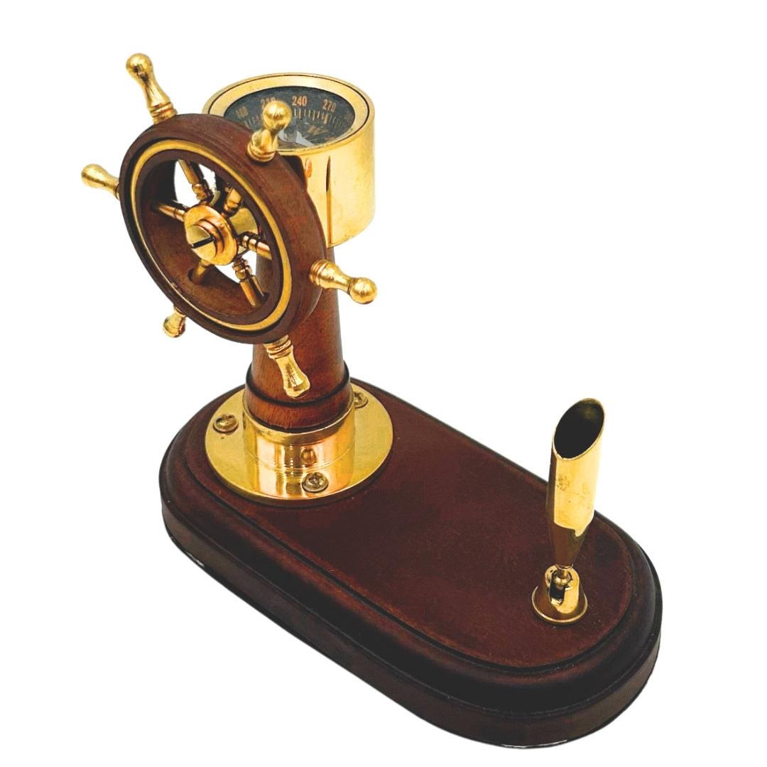 Conjunto Elegante para Secretária com Roda de Leme e Bússola com Suporte para Caneta – Madeira e Latão – Gravação Personalizada – Presente Ideal para Velejador – Altura 14,5 cm
