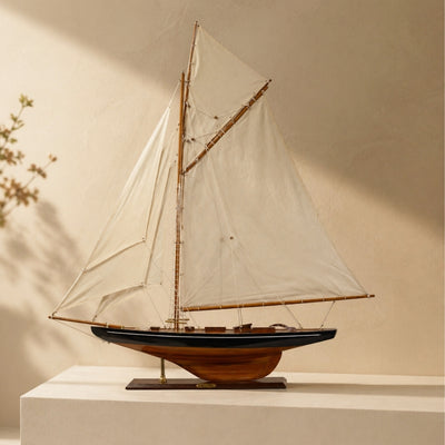 Modelo de iate Columbia com vela gafada, altura 104 cm, em madeira, com possibilidade de personalização por gravação