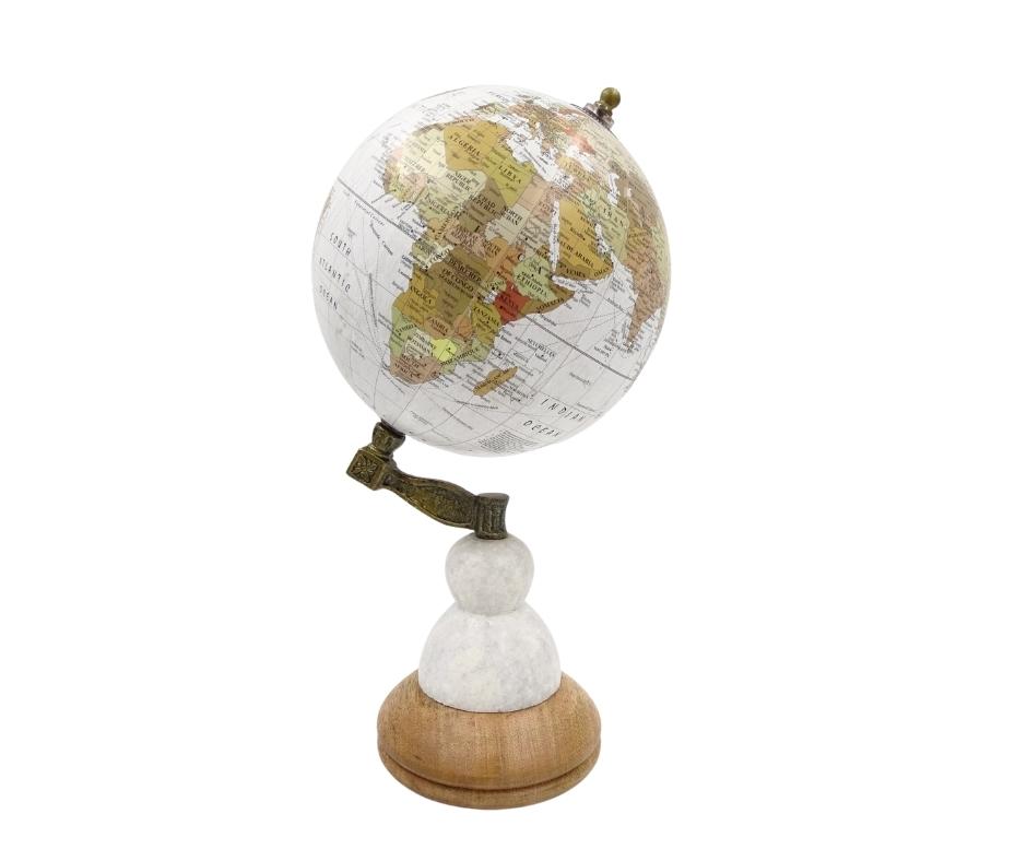 Globo Decorativo Voyager em Base de Mármore e Madeira com Opção de Personalização por Gravação – Presente Elegante para Amantes de Viagens, Altura 32 cm, Diâmetro 15,5 cm, Mapa Branco com Continentes Coloridos