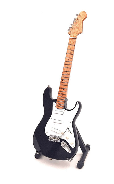 Mini guitarra inspirada em Kurt Cobain com possibilidade de personalização por gravação, feita à mão em madeira de mogno, preta/branca, altura 27,5 cm