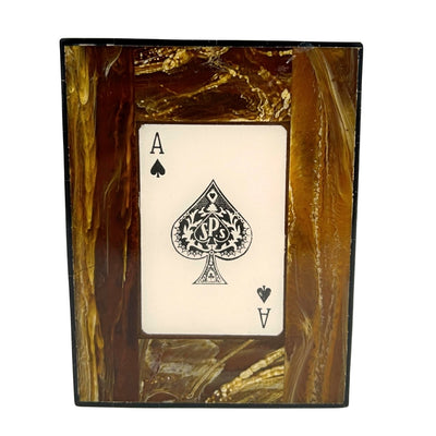 Conjunto elegante de dois baralhos de cartas numa caixa de resina com possibilidade de personalização por gravação