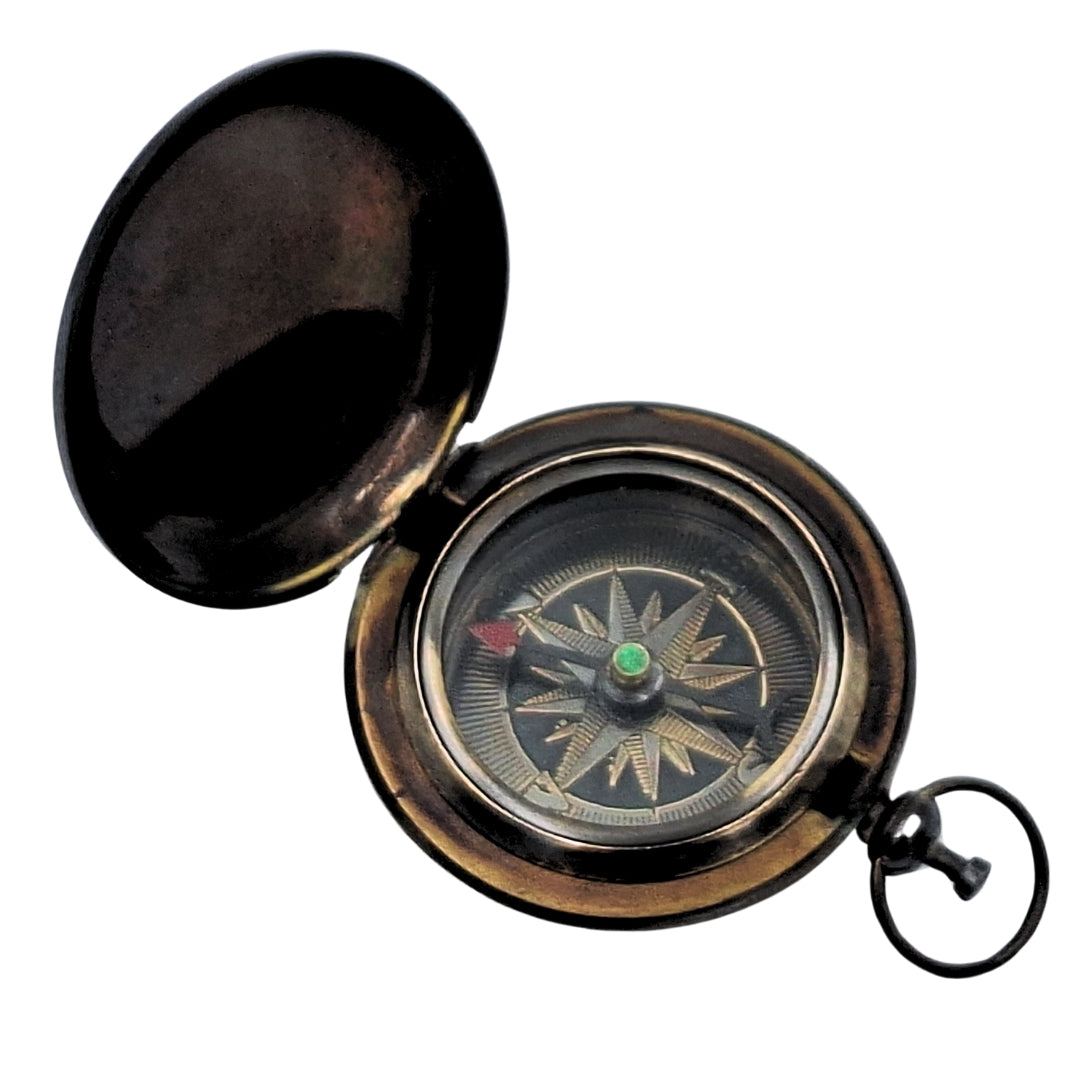 Bússola Turística Retro de Latão com Acabamento Antigo e Possibilidade de Gravação – Presente Ideal para Viajantes e Amantes da Natureza – Dimensões 6 x 5 x 1,75 cm, Tampa Protetora de Vidro