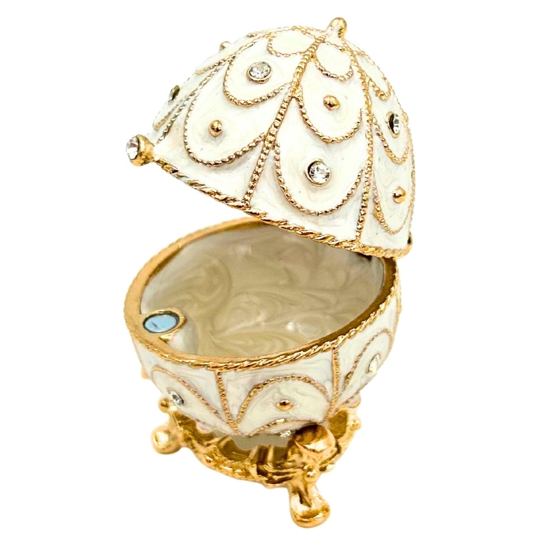 Caixa Exclusiva Ovo Fabergé Metálica com Cristais em Cor Branco-Dourado com Possibilidade de Personalização por Gravação