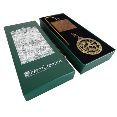 Astrolábio miniatura H81 com base de madeira e possibilidade de personalização por gravação - elemento decorativo elegante para presente a amante da astronomia, altura 13 cm, diâmetro 4,5 cm, execução única com atenção ao detalhe