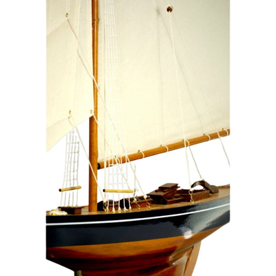 Modelo de iate Columbia com vela gafada, altura 104 cm, em madeira, com possibilidade de personalização por gravação