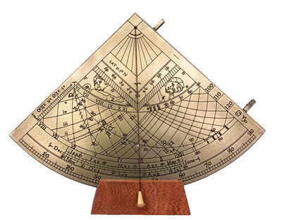 Quadrante Solar de Latão Gunter H39 com base de madeira, possibilidade de personalização por gravação, presente ideal para amantes da astronomia, altura 17 cm, embalagem elegante para presente