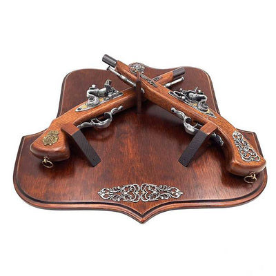 Réplica de pistolas de pederneira em suporte de madeira com possibilidade de personalização por gravação – Elemento decorativo elegante para presente a amantes de história – Dimensões 45 x 42,5 cm, comprimento das pistolas 37 cm, alta qualidade de fabrico