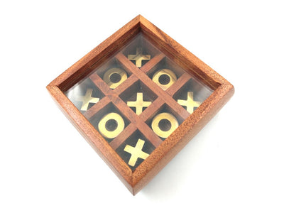 Jogo do galo numa caixa com tampa de vidro G1044Z, com possibilidade de personalização por gravação, elegante jogo de estratégia com peças de madeira e ornamentos de latão, ideal como presente para professores e diretores, dimensões da caixa 10 x 10 cm