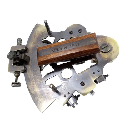 Sextante de Latão com Gravação em Estojo de Couro - Réplica de 1917, Ideal para Presente para Marinheiros e Astrónomos, Dimensões 13x12x6 cm, Antigo, Material: Latão e Vidro