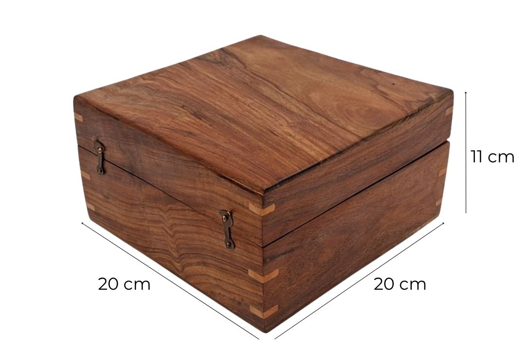 Elegante caixa de madeira para presentes, 20x20x11 cm, com forro azul-marinho e opção de personalização com gravação