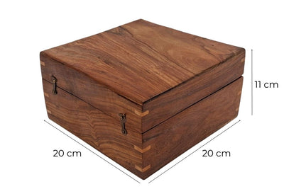 Elegante caixa de madeira para presentes, 20x20x11 cm, com forro azul-marinho e opção de personalização com gravação