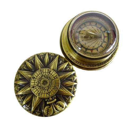 Bússola Solar de Latão Renascentista com Gravação - Presente Vintage Elegante com 4,5 cm de altura e 8,5 cm de diâmetro