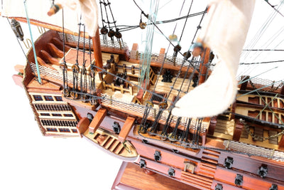 Modelo do veleiro HMS Victory montado 54 cm - Réplica feita à mão com possibilidade de personalização por gravação - Presente ideal para amantes da vela - Alta qualidade, base de madeira elegante