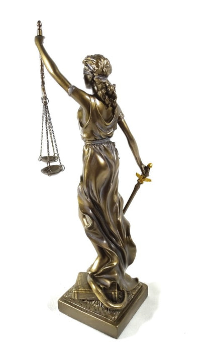 Estatueta Têmis 35 cm com possibilidade de personalização com gravação - presente elegante para advogado, juiz ou consultor jurídico, feita de poli-resina em cor dourada com acabamento antigo