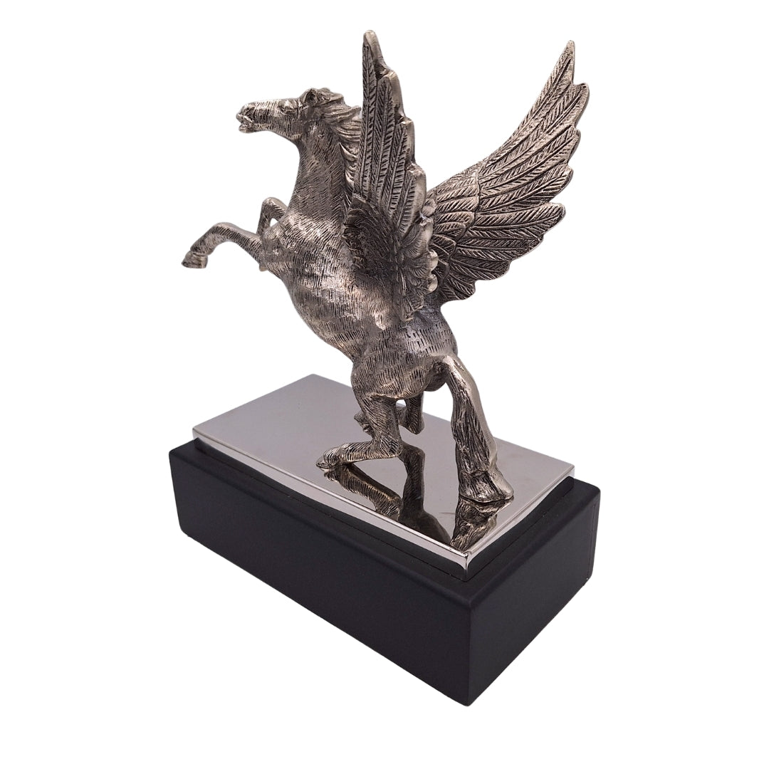 Figura Decorativa Pégaso em Alumínio com Base em Aço e Madeira, Gravação Personalizada, Presente Elegante para Amantes da Mitologia Grega, Altura 36 cm, Cor Prateada com Base Preta