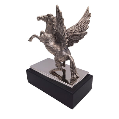 Figura Decorativa Pégaso em Alumínio com Base em Aço e Madeira, Gravação Personalizada, Presente Elegante para Amantes da Mitologia Grega, Altura 36 cm, Cor Prateada com Base Preta