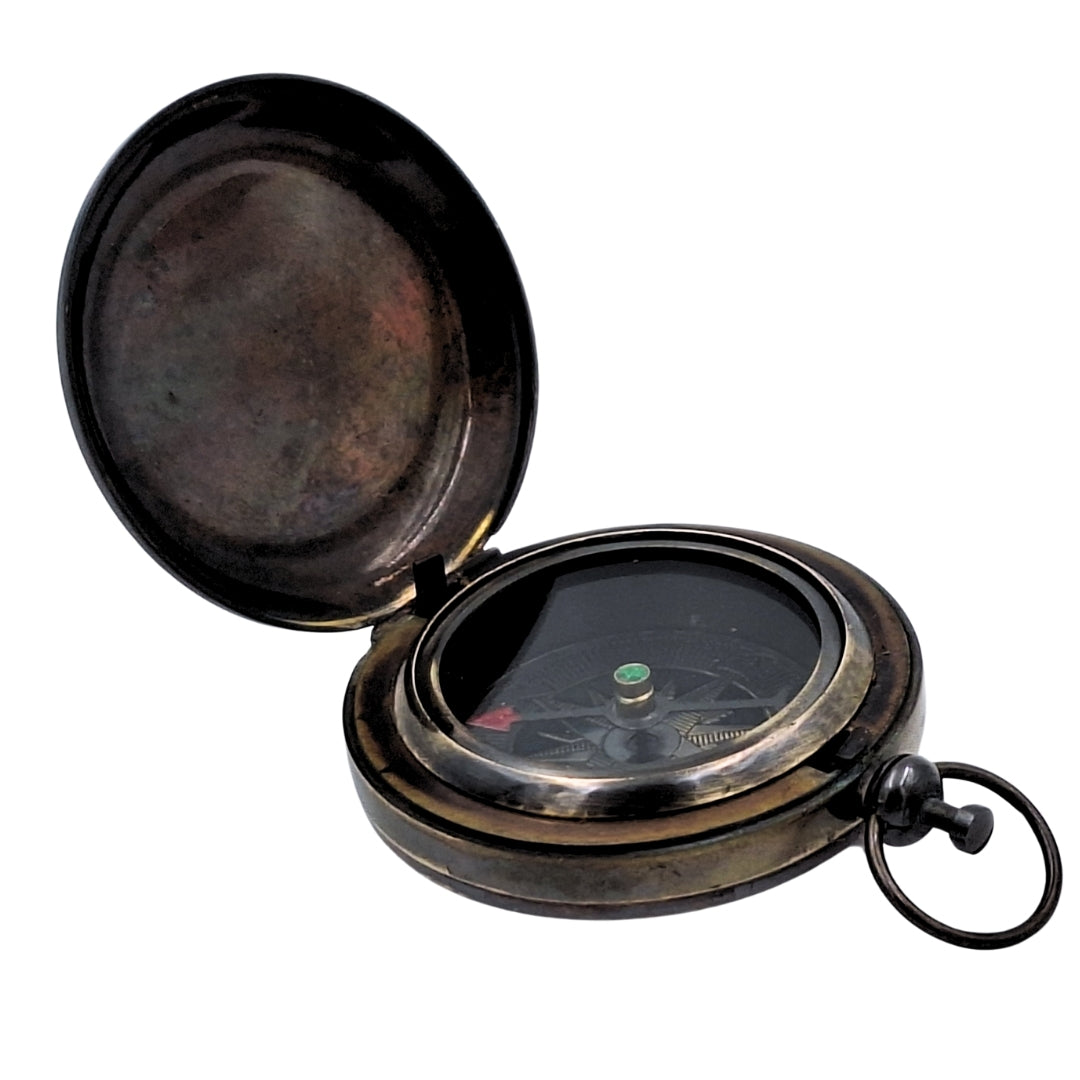 Bússola Turística Retro de Latão com Acabamento Antigo e Possibilidade de Gravação – Presente Ideal para Viajantes e Amantes da Natureza – Dimensões 6 x 5 x 1,75 cm, Tampa Protetora de Vidro