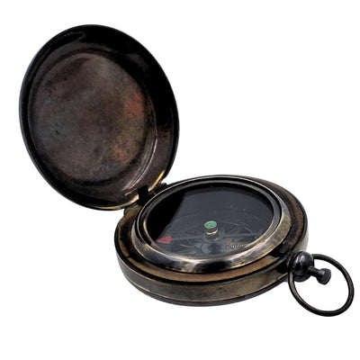 Bússola Turística Retro de Latão com Acabamento Antigo e Possibilidade de Gravação – Presente Ideal para Viajantes e Amantes da Natureza – Dimensões 6 x 5 x 1,75 cm, Tampa Protetora de Vidro