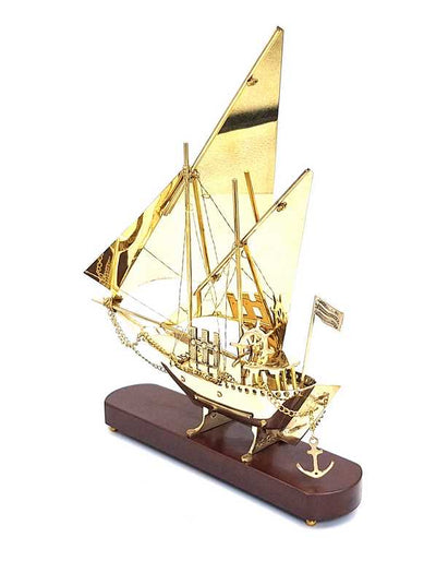 Modelo de navio em latão com base de madeira de 43 cm com possibilidade de personalização por gravação