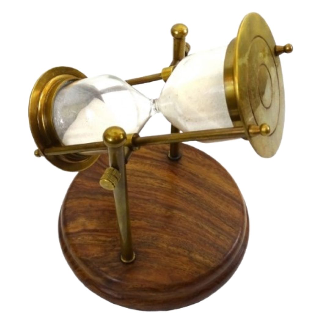 Ampulheta de latão TMR-0200 sobre base de madeira, personalizável com gravação — um presente elegante para a secretária, 20 cm de altura, areia branca