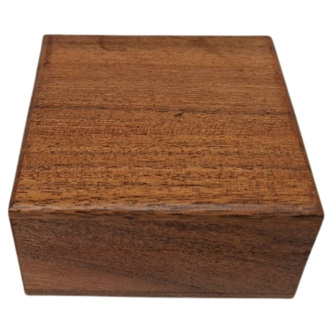 Caixa de madeira para presentes, tipo porta-joias, 8x8 cm, com forro azul-marinho e personalizável com gravação