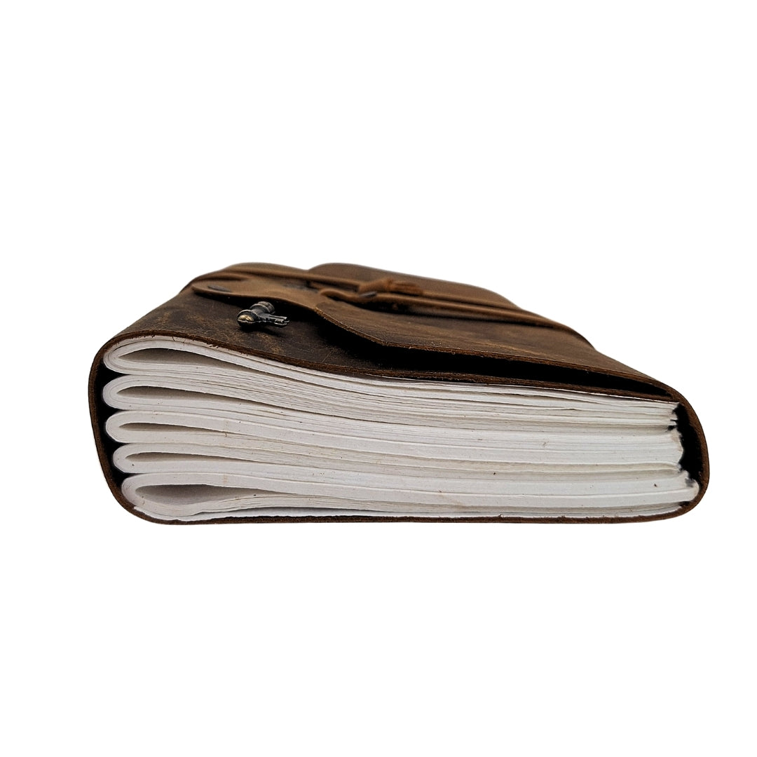 Caderno de pele retro com chave e correia 200 páginas 18 x 13 cm