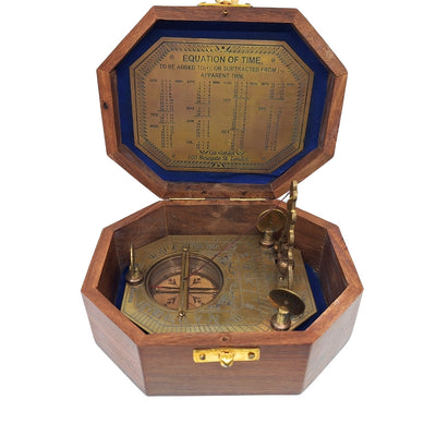 Elegante bússola de latão com relógio de sol em caixa de madeira - Presente ideal para viajantes, estilo retro, dimensões: 11.5 x 8.8 x 9.0 cm, material: latão e madeira