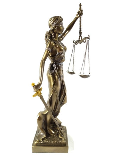 Estatueta Têmis 35 cm com possibilidade de personalização com gravação - presente elegante para advogado, juiz ou consultor jurídico, feita de poli-resina em cor dourada com acabamento antigo