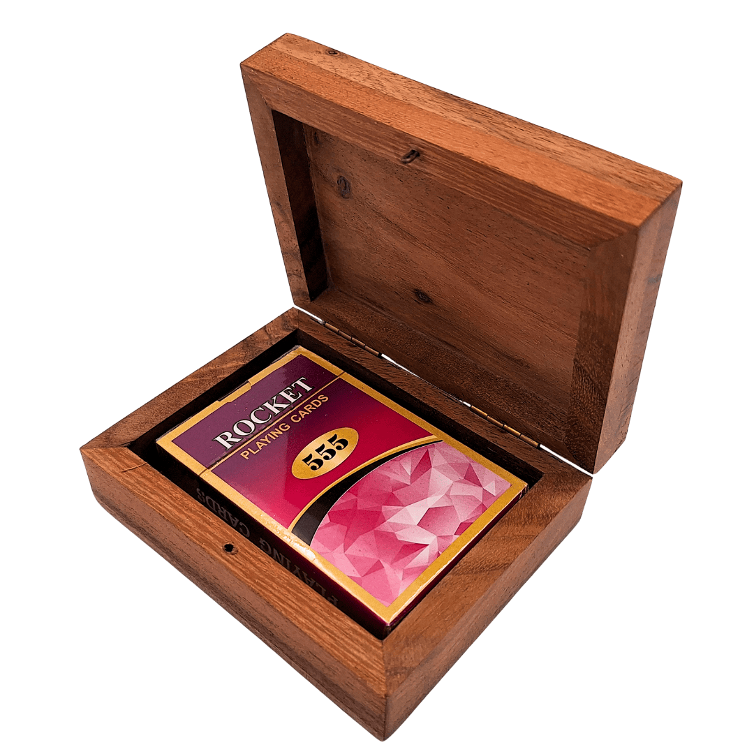 Baralho Elegante em Caixa de Madeira Decorativa com Placa de Alumínio do Rei - Gravação Personalizada - Presente Ideal para Amantes de Jogos de Cartas - Dimensões da Caixa 11,5 x 8 x 4 cm