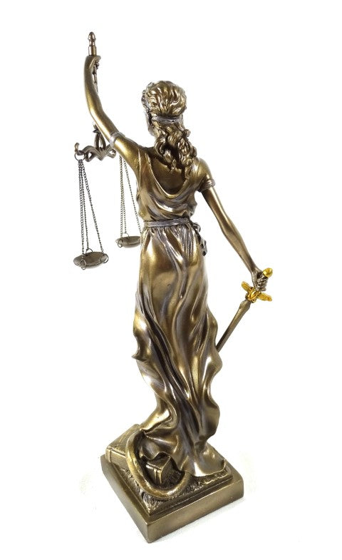 Estatueta Têmis 35 cm com possibilidade de personalização com gravação - presente elegante para advogado, juiz ou consultor jurídico, feita de poli-resina em cor dourada com acabamento antigo