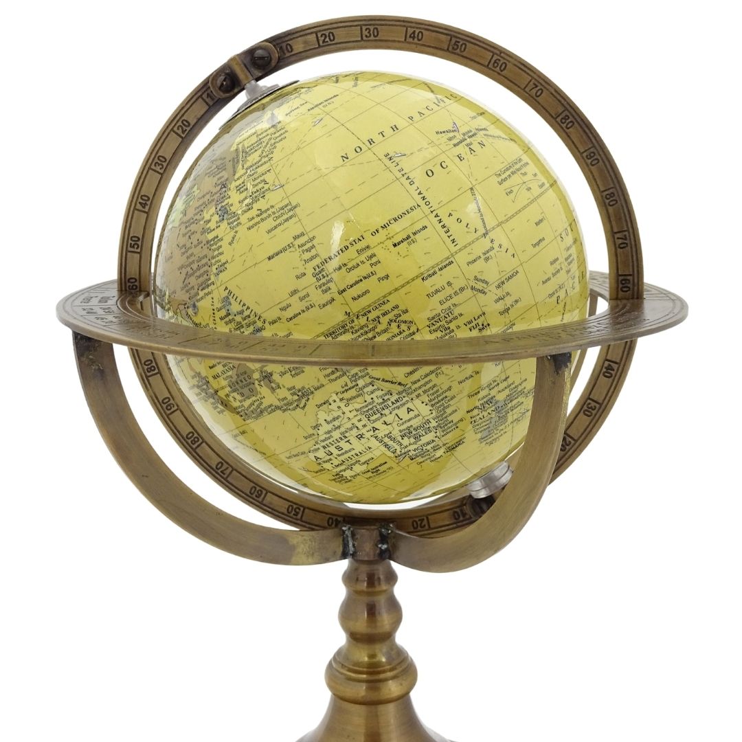 Globo decorativo com base em latão e possibilidade de personalização por gravação