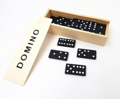 Dominó em caixa de madeira com possibilidade de personalização por gravação - presente ideal para amantes de jogos de tabuleiro, 28 peças de plástico, dimensões da caixa 5 x 15 x 3,5 cm, material: madeira e plástico