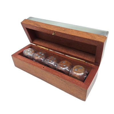 Jogo de dados com gravação personalizada em caixa de madeira com tampa metálica, ideal para presente – G1117, 12,5x4,5x4,5 cm