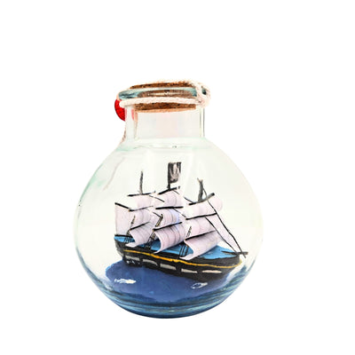 Miniatura de veleiro em garrafa com possibilidade de personalização por gravação – decoração náutica clássica para presente, 10 x 10 x 11 cm