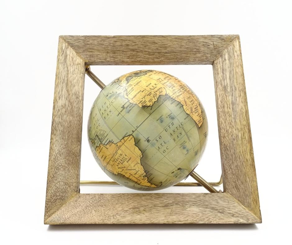 Globo decorativo GLB-40 em moldura de madeira com possibilidade de personalização por gravação, mapa azul e amarelo, diâmetro 15 cm