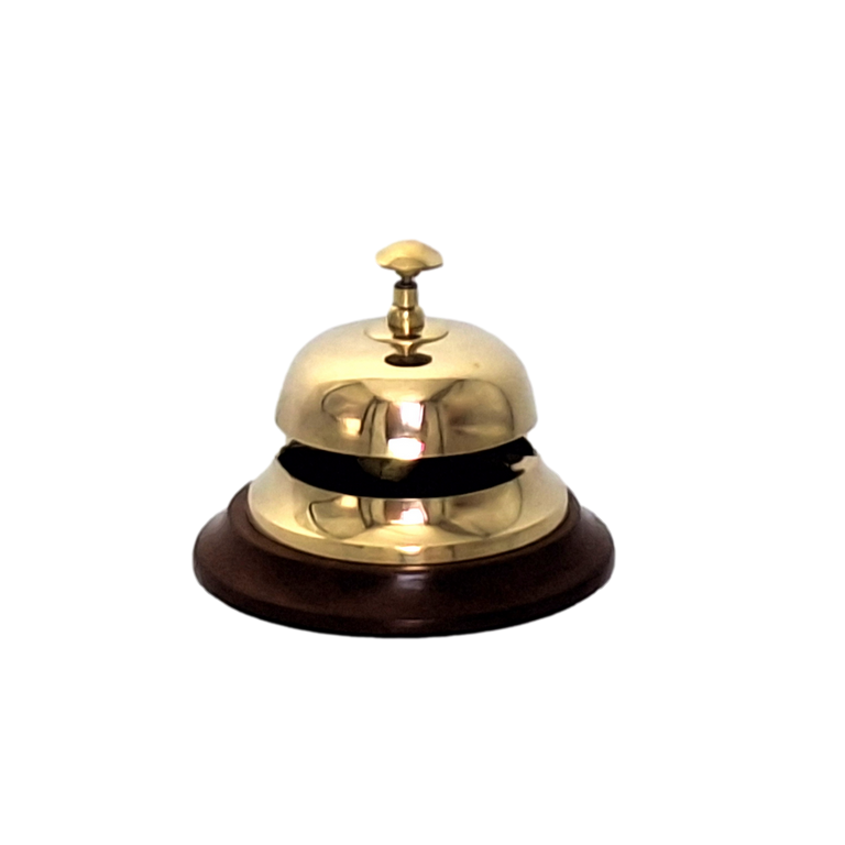Gongo de latão para hotel com base de madeira TB27/4 com possibilidade de personalização por gravação, presente elegante em cor dourada e castanha, altura 11 cm, diâmetro 12 cm