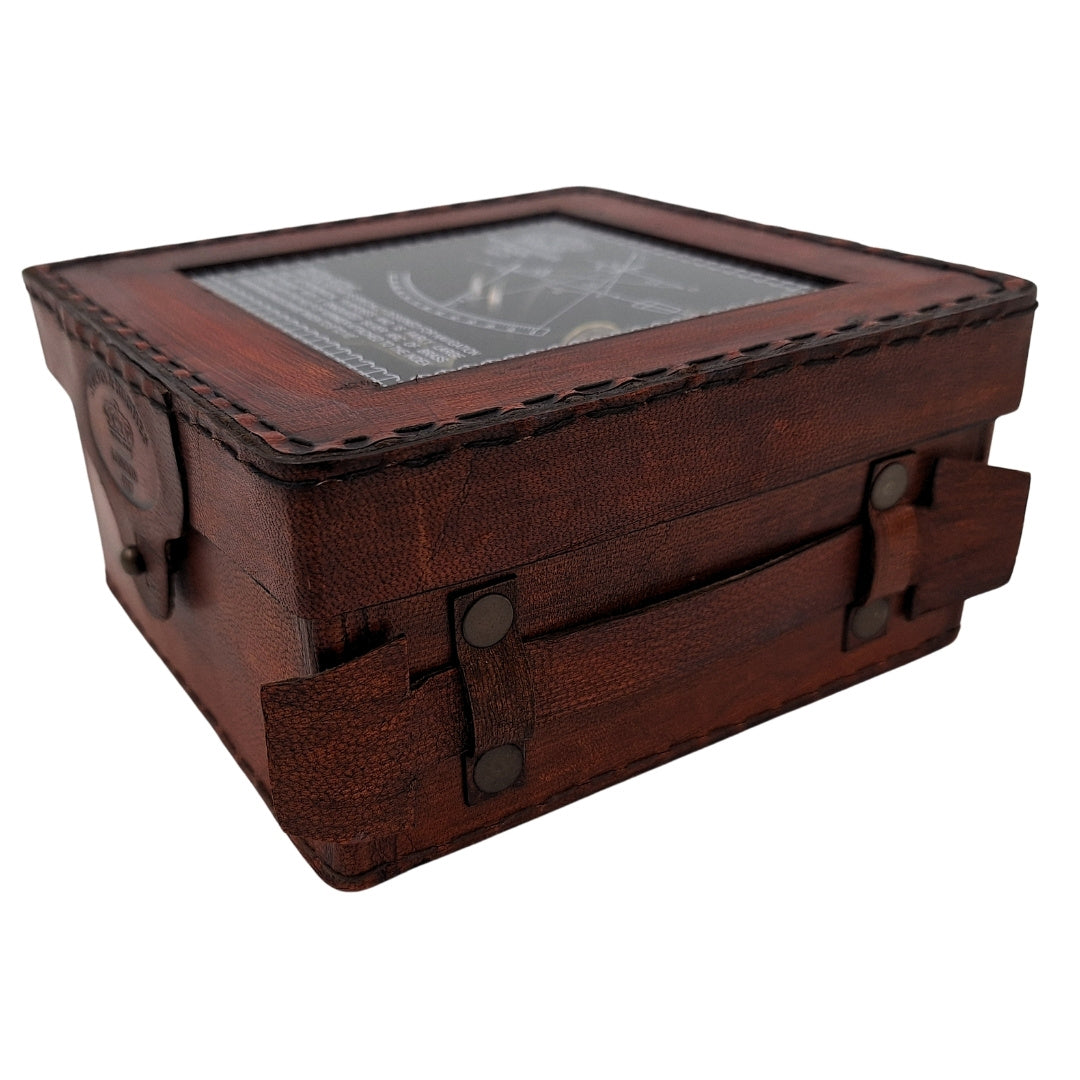 Sextante de Latão com Gravação em Estojo de Couro - Réplica de 1917, Ideal para Presente para Marinheiros e Astrónomos, Dimensões 13x12x6 cm, Antigo, Material: Latão e Vidro