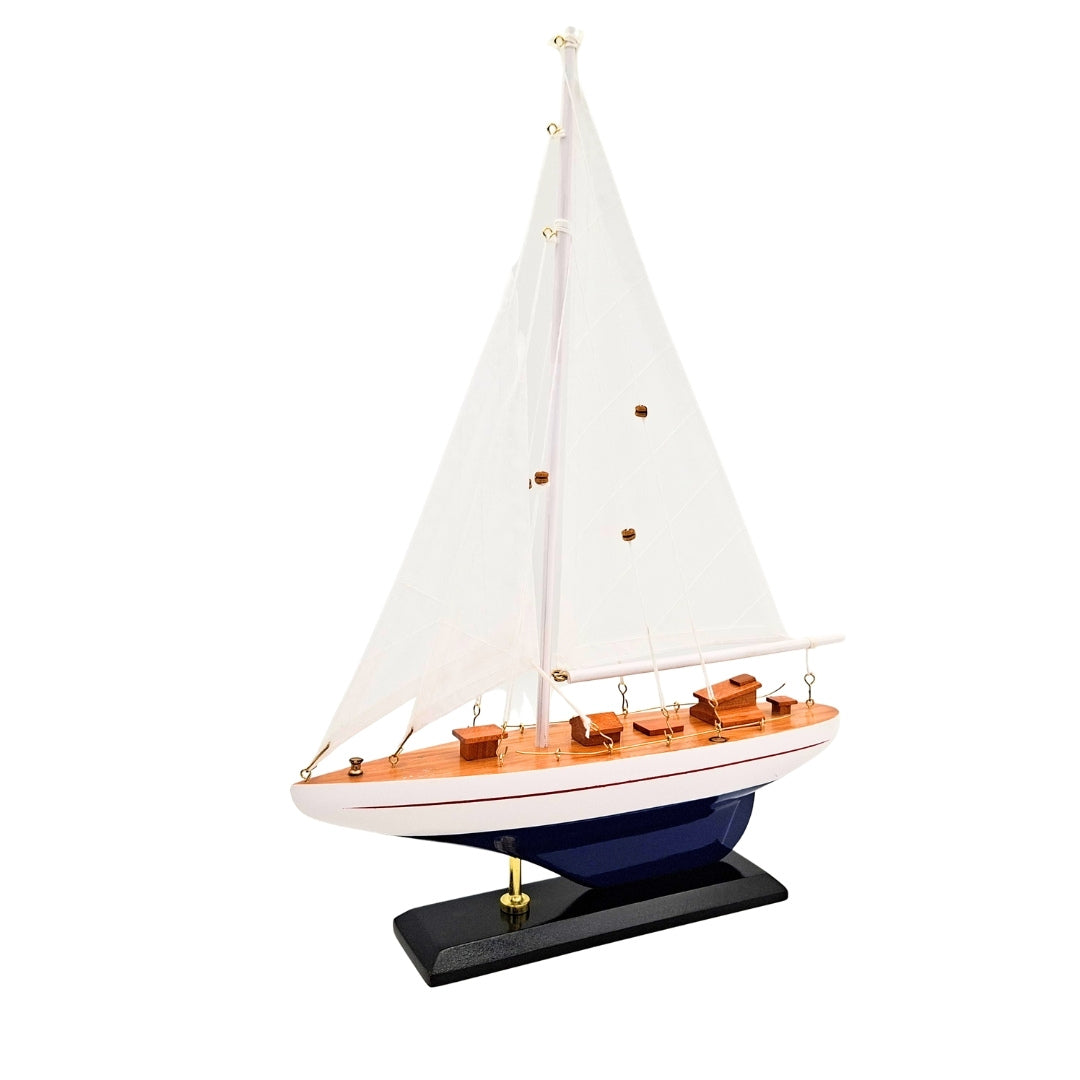 Modelo de iate em madeira altura 42 cm com possibilidade de personalização por gravação