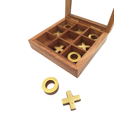 Jogo Elegante de Jogo da Velha em Caixa com Tampa de Vidro com Possibilidade de Personalização por Gravação - Conjunto Luxuoso de Madeira e Latão, Ideal para Presentear Professores e Diretores - Dimensões 12,5 x 12,5 x 2,5 cm