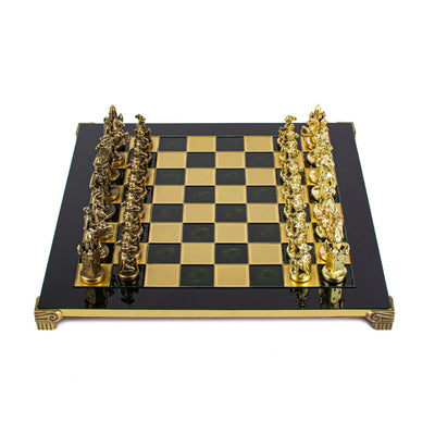 Xadrez metálico exclusivo com tabuleiro de latão 44 x 44 cm – Peças medievais com possibilidade de personalização por gravação