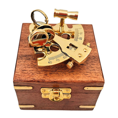 Sextante de Latão em Caixa de Madeira com Possibilidade de Gravação – Presente Elegante para Velejador e Marinheiro, 7x7x4 cm, Latão e Vidro de Alta Qualidade