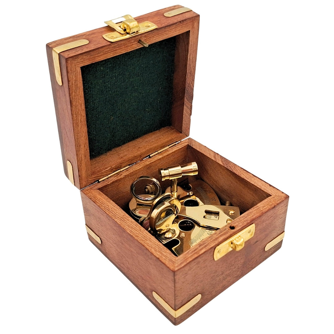 Sextante de Latão em Caixa de Madeira com Possibilidade de Gravação – Presente Elegante para Velejador e Marinheiro, 7x7x4 cm, Latão e Vidro de Alta Qualidade