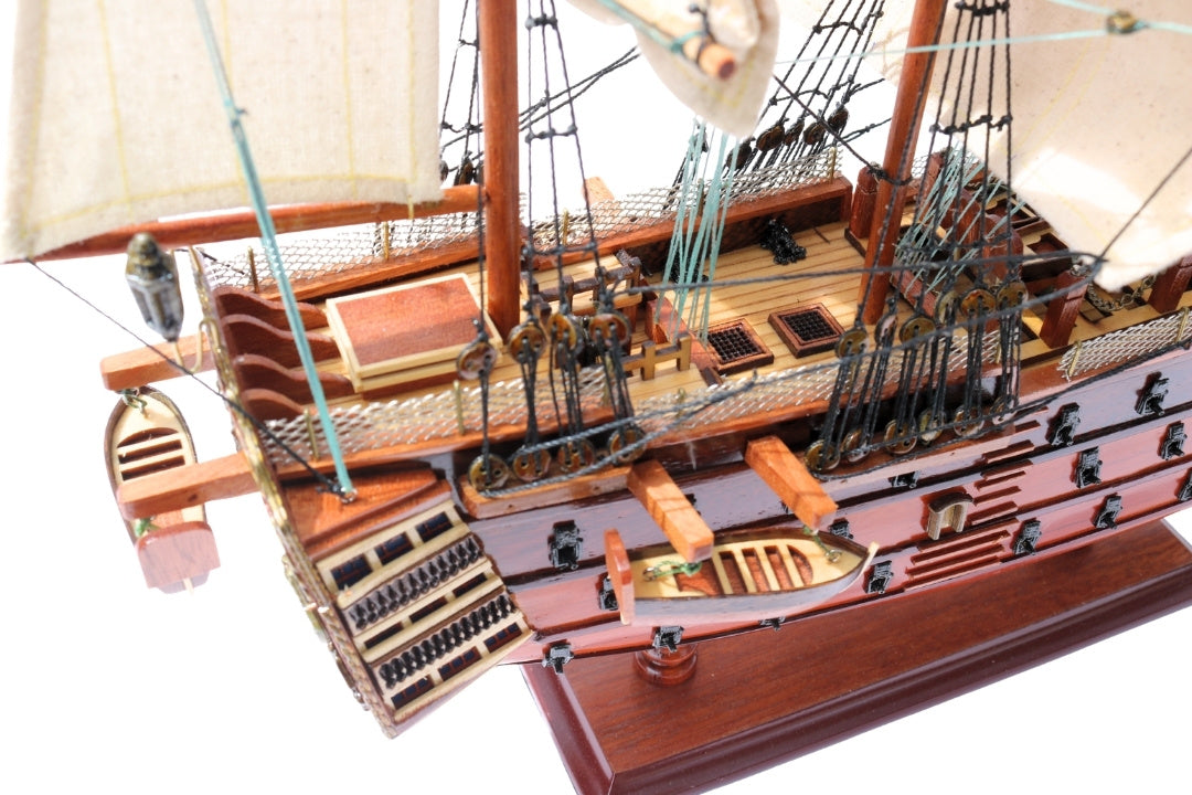 Modelo do veleiro HMS Victory montado 54 cm - Réplica feita à mão com possibilidade de personalização por gravação - Presente ideal para amantes da vela - Alta qualidade, base de madeira elegante
