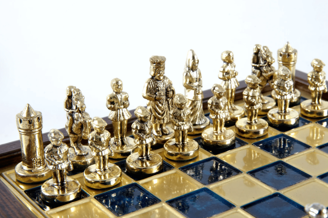 Elegante conjunto de xadrez premium em latão, 20x20cm, Bizâncio, com gravação personalizada - Presente ideal para jogadores de xadrez e amantes de história - Peças feitas à mão com acabamento dourado e prateado