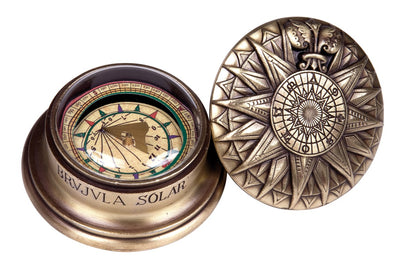 Bússola Solar de Latão Renascentista com Gravação - Presente Vintage Elegante com 4,5 cm de altura e 8,5 cm de diâmetro