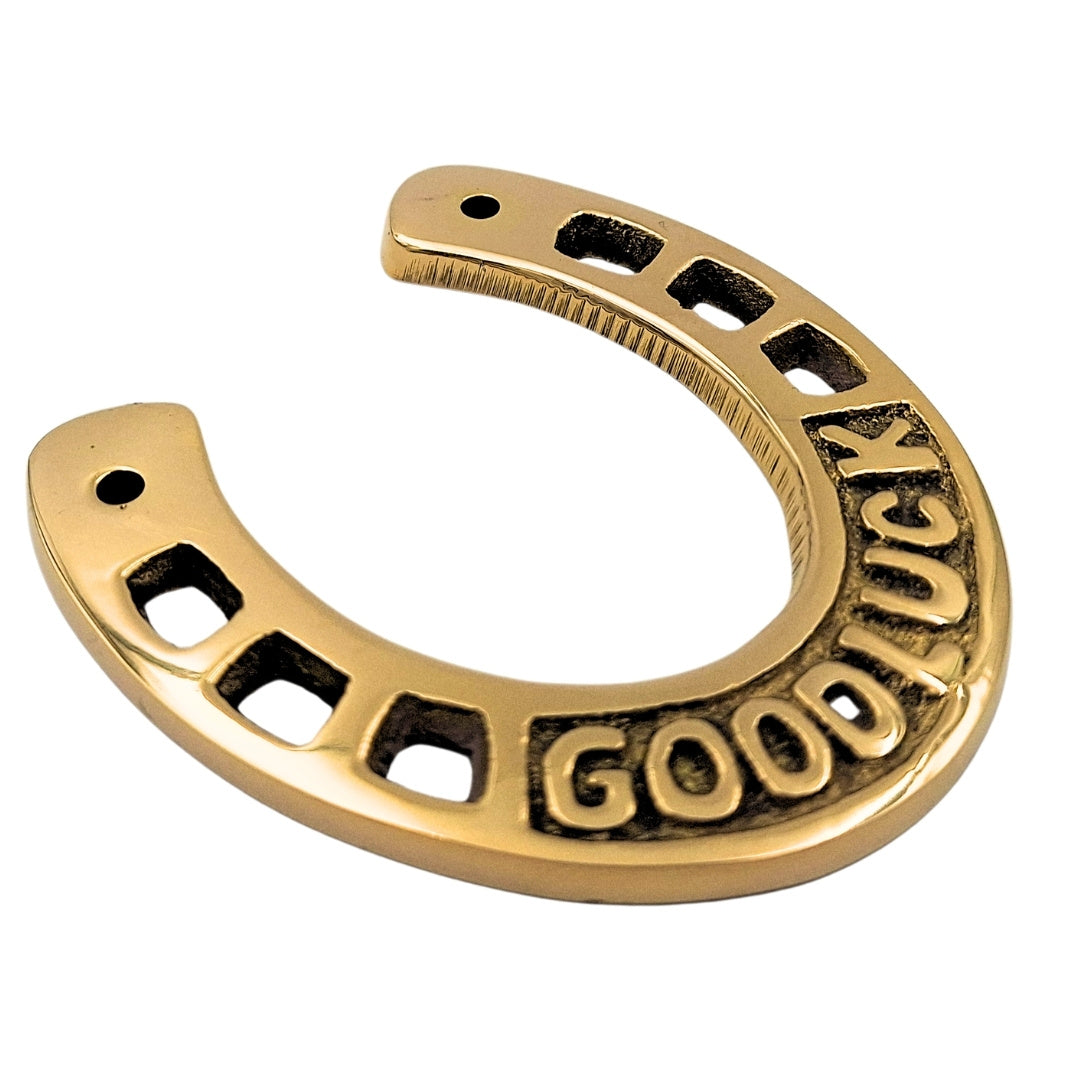 Ferradura da Sorte em Latão 7 cm com Gravação - Presente Elegante para Casa Nova, Formatura ou Novo Emprego, Adorno Dourado com Inscrição Good Luck