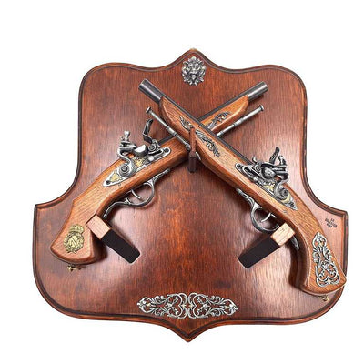 Réplica de pistolas de pederneira em suporte de madeira com possibilidade de personalização por gravação – Elemento decorativo elegante para presente a amantes de história – Dimensões 45 x 42,5 cm, comprimento das pistolas 37 cm, alta qualidade de fabrico